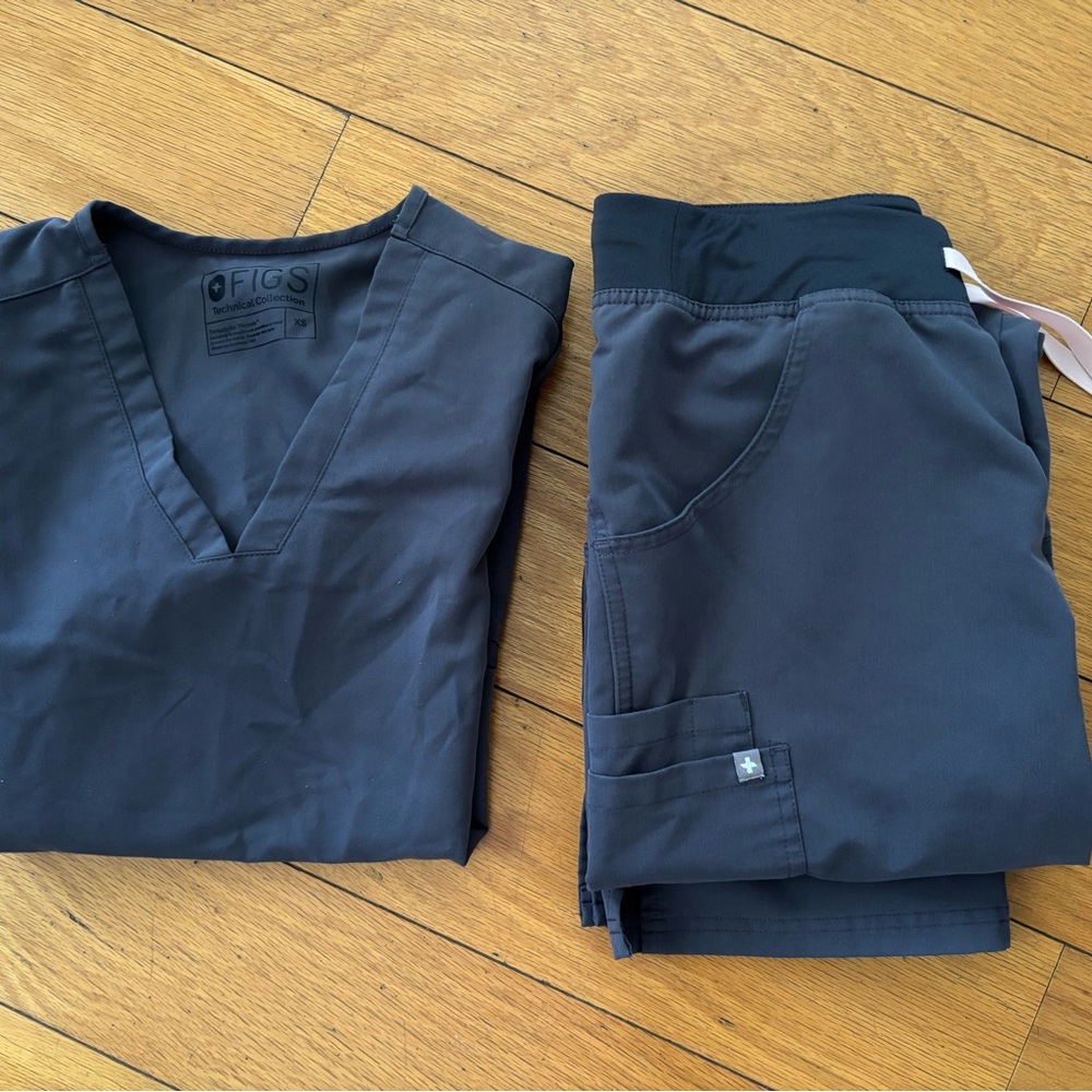 Figs Scrub Set in Gray XS top & bottom in EXCELLENT CONDITION